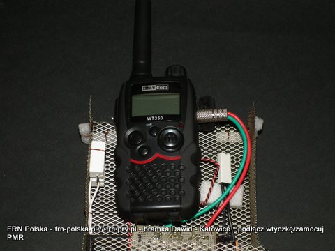 podłącz wtyk audio i zamocuj PMR do siatki
