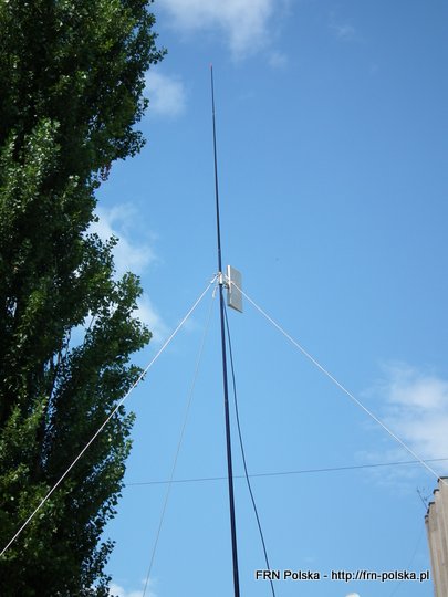 Górna część masztu z anteną sektorową i ukrytą w "szczytówce" anteną dookólną